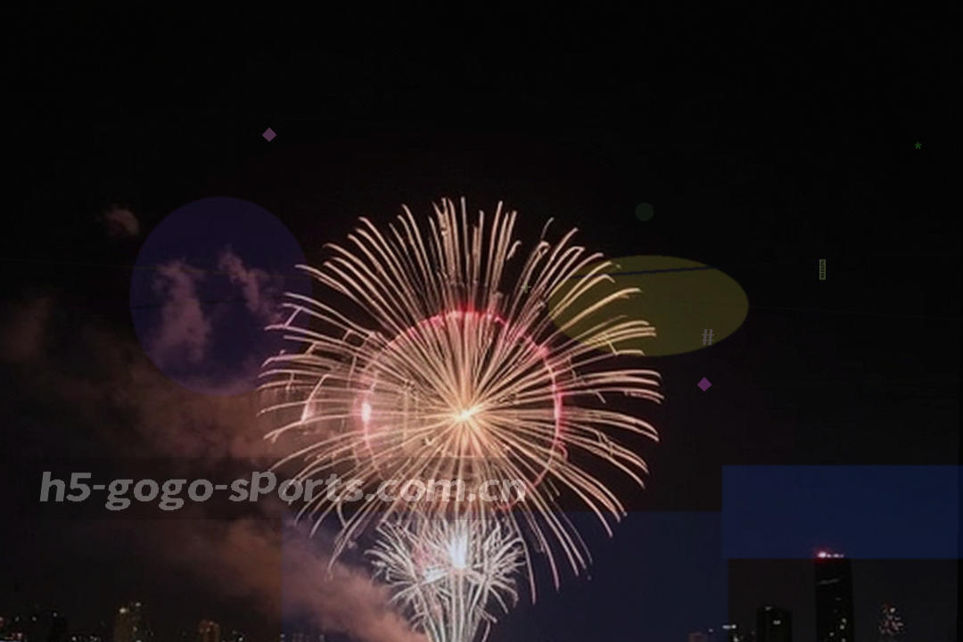 夜间室内长桌，屏幕上显示赛事数据表格，人物仅露出手部与背影